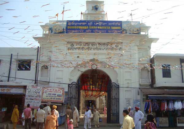 Dehradun to Paonta Sahib Taxi